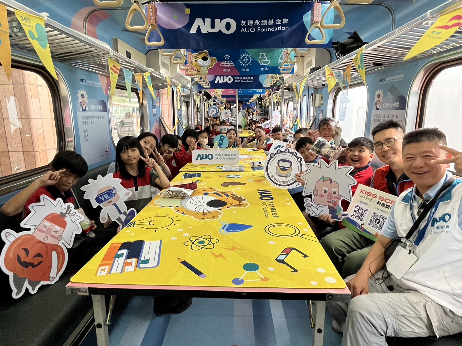 DB真人永續基金會參與「臺灣科普環島列車」，設計基礎科學車廂課程，以「淨零碳排和永續能源」為主題，讓學生透過創意實驗認識淨零知識，以及思考生活中的減碳行為